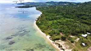 萨武萨武Sigasiga Sands Boutique Bungalows的享有海滩和海洋的空中景致
