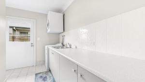 波高尔宾La Vita - The Vintage的白色的厨房配有柜台和水槽