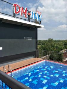 坤敬Dm Inn的屋顶上的游泳池