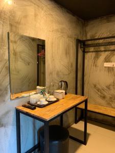 坤敬Dm Inn的浴室设有一张带镜子的木桌