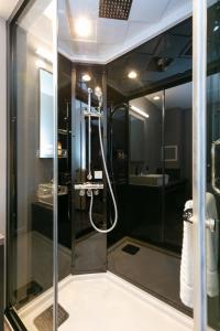 东京HOTEL TABARD TOKYO的浴室里设有玻璃门淋浴