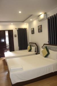 河内Hanoi Little Hotel的两间带两张床的酒店客房