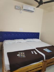 GokarnRedkar Rooms Gokarna Beach front AC And Non AC Rooms的一张带蓝色床头板的睡床