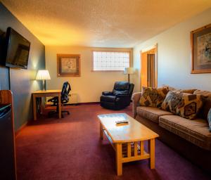 卡森市The Federal Hotel Downtown Carson City, Ascend Hotel Collection的客厅配有沙发和桌子