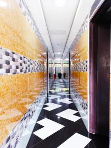 莎阿南ARK HOTEL SUBANG的走廊上设有黑白格子地板