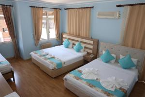 SeyhanThe Time Hotel Adana的蓝色墙壁客房的两张床