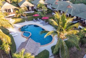 班泰帕查里度假村的享有棕榈树度假村游泳池的空中景致