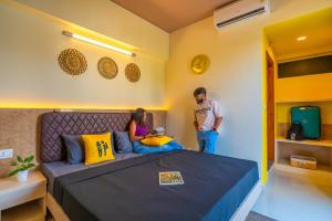 班加罗尔The Hosteller Bangalore, Indiranagar的站在床边的男人和女人