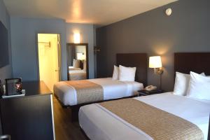 旧金山SF Central Hotel的酒店客房,设有两张床和镜子