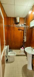 马西尼古蒂Sampala Resort的一间带卫生间和水槽的浴室