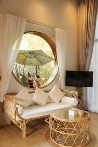 素叻บ้านไร่มีสุข Baanrai Meesuk的带沙发和圆镜子的客厅