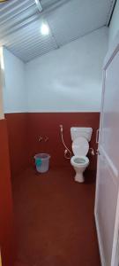 马西尼古蒂Sampala Resort的一间带卫生间和坐浴盆的浴室