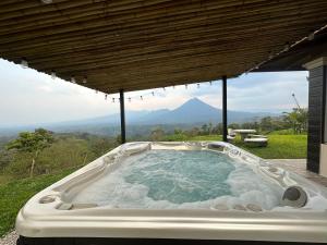MonterreyVolcano Views Glampings & Crystal House的山景按摩浴缸