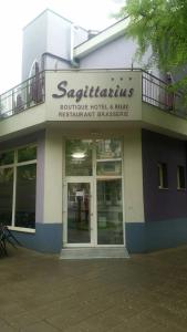 丘斯滕迪尔Бутик хотел ресторант брасери Сажитариус的前面有标志的建筑