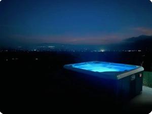 MonterreyVolcano Views Glampings & Crystal House的夜晚坐在建筑物边的蓝色浴缸