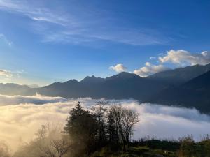 萨帕Thạch Gia Trang Sapa的享有带山脉和树木的雾 ⁇ 山谷的景致。