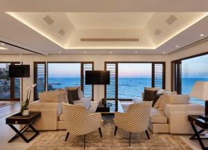 特拉维夫The Setai Tel Aviv, a Member of the leading hotels of the world的一间带沙发和椅子的客厅,享有海景。