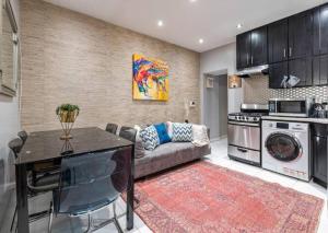 纽约Spacious 4 Bedroom Apartment的厨房以及带沙发和桌子的客厅。