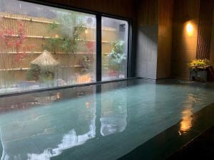 福岛Hotel Route Inn Fukushima Nishi Inter的一座建筑物中央的游泳池