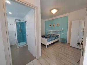 马西亚娜马里纳B&B Capo al Piano的一间卧室设有一张床和一个步入式淋浴间。
