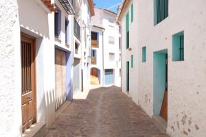 Alcudia de VeoCasa rural Puchero y Manta的白色建筑小镇上的小巷