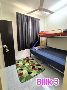 话毛生Putra 2 Homestay的一间卧室配有双层床和地毯。