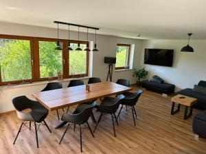 贝希特斯加登FeWo Zeitlos的客厅配有木桌和椅子