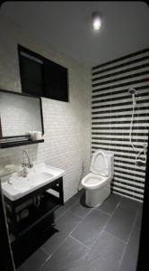 Ban Don Phlap (1)Eco Ventures Homestay (โฮมสเตย์ลุงบอส)的浴室配有白色卫生间和盥洗盆。
