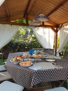 Massa LombardaLa Casa di Biba的屋顶下带食物的野餐桌