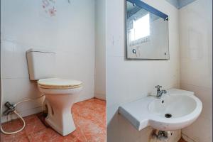 钦奈FabExpress Chennai Central的一间带卫生间和水槽的浴室