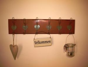 BünsdorfZeitweise的墙上的标志,上面有情人节心和灯