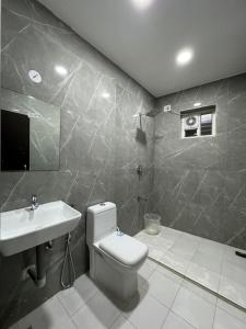 钦奈Sangeetha Business Hotel的浴室配有白色卫生间和盥洗盆。