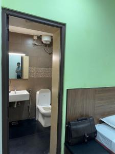 钦奈Sangeetha Business Hotel的浴室设有卫生间、水槽和卫生间。