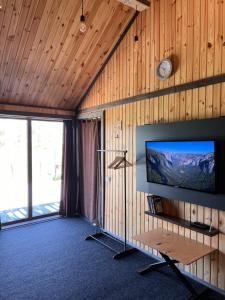 斯维季亚济СвояХата的客厅设有木墙,配有平面电视。