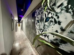 比亚埃尔莫萨Zyan Rooms的走廊墙上的虎壁画