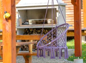 瓦拉日丁Robinzonski Kamp Hofman的消防栓前的紫色摆椅