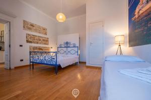 阿尔盖罗Lovely Central Nest的一间卧室配有两张床和一盏灯。