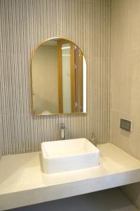 巴吞他尼River View Pathum Hotel and Residence的浴室设有白色水槽和镜子