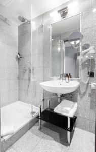 柏林TITANIC Comfort Kurfürstendamm的一间带水槽和淋浴的浴室