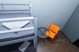 维什涅韦Seven的小房间设有双层床和椅子
