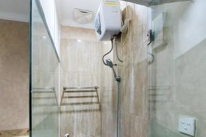 SelapajangNi Hotel Syariah Bandara Soekarno Hatta Mitra RedDoorz的带淋浴的浴室(带玻璃淋浴间)