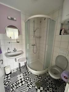 布莱德Villa Mint&Lavender的带淋浴、盥洗盆和卫生间的浴室