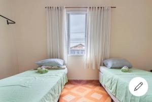圣保罗Casa do Luis的带窗户的客房内设有两张单人床。