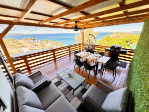 德拉格d-view Premium Mobile Home - panoramic seaview - 150 m from beach, free parking的露台设有桌椅