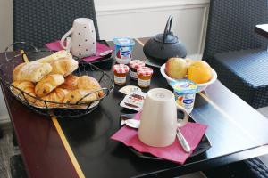 凡尔赛家园圣路易斯酒店的一张桌子,上面放着一盘面包和一篮子的食物