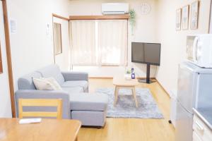 大阪OK house2 住吉大社Available for up to 8 people的带沙发和电视的客厅