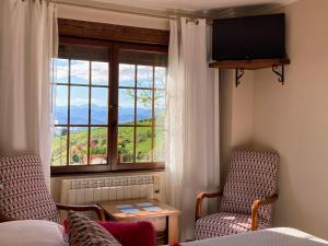 YusoPosada Las Torres的客房设有两把椅子和一个美景窗户。