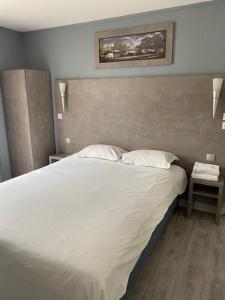 凡尔赛家园圣路易斯酒店的卧室配有一张带两个枕头的大白色床