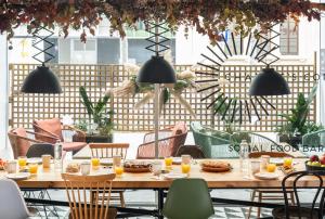 巴塞罗那宜必思巴塞罗那光荣广场22@酒店的露台上的桌子上摆放着食物和饮料