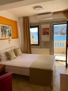 布德瓦库科酒店的一间卧室设有一张床,享有海景